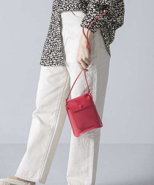 MARROW（マロウ）の「『別注』『Gina 2022Spring掲載』MARROW×URBAN RESEARCH　BENT POUCH（ショルダーバッグ・レディース・レッド・-）」の2枚目の写真