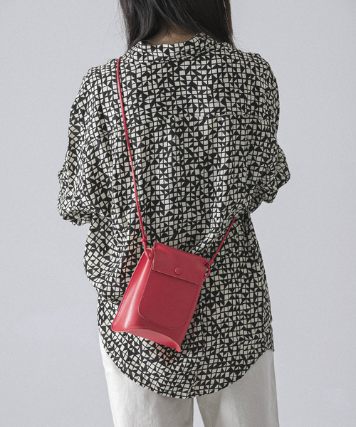 MARROW（マロウ）の「『別注』『Gina 2022Spring掲載』MARROW×URBAN RESEARCH　BENT POUCH（ショルダーバッグ・レディース・レッド・-）」の4枚目の写真