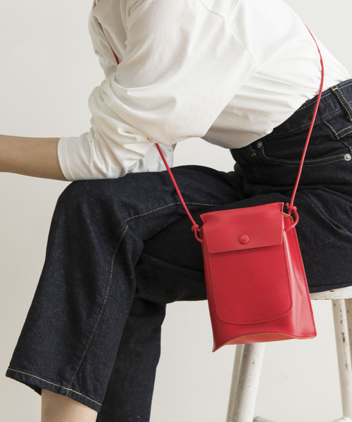 MARROW（マロウ）の「『別注』『Gina 2022Spring掲載』MARROW×URBAN RESEARCH　BENT POUCH（ショルダーバッグ・レディース・レッド・-）」の6枚目の写真