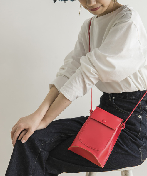 MARROW（マロウ）の「『別注』『Gina 2022Spring掲載』MARROW×URBAN RESEARCH　BENT POUCH（ショルダーバッグ・レディース・レッド・-）」の8枚目の写真