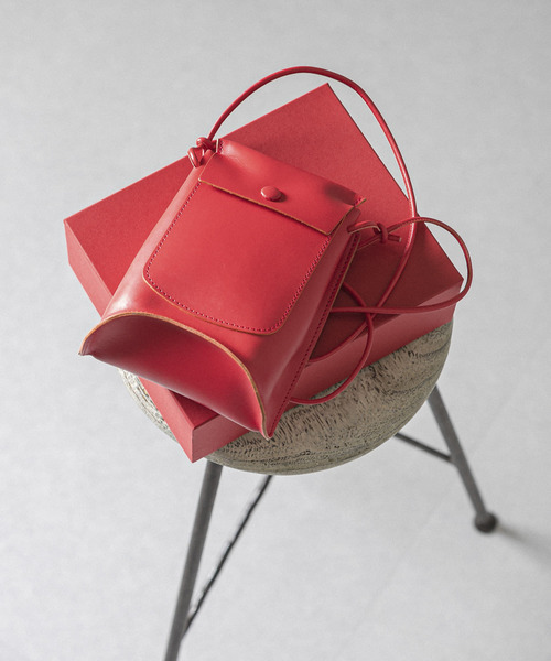 MARROW（マロウ）の「『別注』『Gina 2022Spring掲載』MARROW×URBAN RESEARCH　BENT POUCH（ショルダーバッグ・レディース・レッド・-）」の11枚目の写真