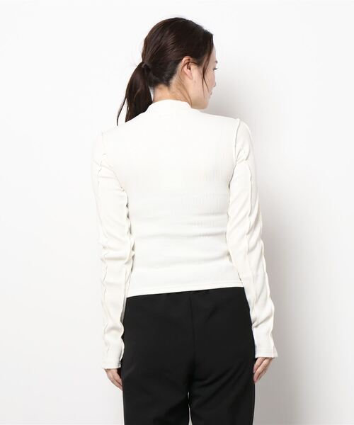 ANDGEEBEE（アンジービー）の「オーバーロックリブトップス（その他トップス・レディース・アイボリー/グレー・MEDIUM）」の4枚目の写真