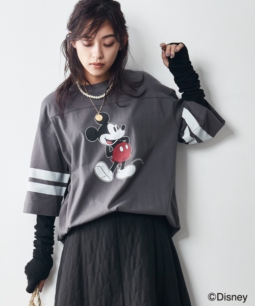 Disney（ディズニー）の「大きいサイズ ディズニー ミッキー/ヴィンテージ風プリント袖ラインバックロゴTシャツ（Tシャツ/カットソー・レディース・チャコールグレー/ベージュ/ネイビー・LL/L/4L/3L）」の10枚目の写真