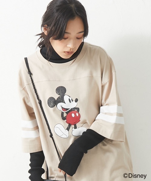 Disney（ディズニー）の「大きいサイズ ディズニー ミッキー/ヴィンテージ風プリント袖ラインバックロゴTシャツ（Tシャツ/カットソー・レディース・チャコールグレー/ベージュ/ネイビー・LL/L/4L/3L）」の6枚目の写真