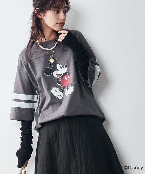 Disney（ディズニー）の「大きいサイズ ディズニー ミッキー/ヴィンテージ風プリント袖ラインバックロゴTシャツ（Tシャツ/カットソー・レディース・チャコールグレー/ベージュ/ネイビー・LL/L/4L/3L）」の5枚目の写真