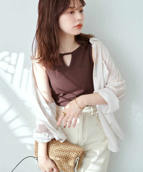 natural couture（ナチュラルクチュール）の「前後2WAY三角あきテレコリブタンク（タンクトップ・レディース・ブラウン/ピンク/アイボリー/スミクロ・FREE）」の4枚目の写真