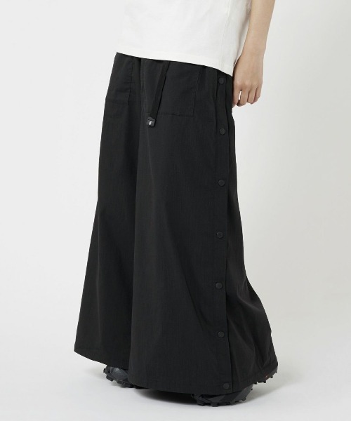 And A(アンドエー)の「Gramicci by F/CE. グラミチバイエフシーイー / F/CE x GRAMICCI WIDE TECH CULOTTE ワイドテックキュロット イージーパンツ(セットアップ) / GUP3-S3005(その他パンツ・メンズ・ブラック・MEDIUM/SMALL)」の6枚目の写真