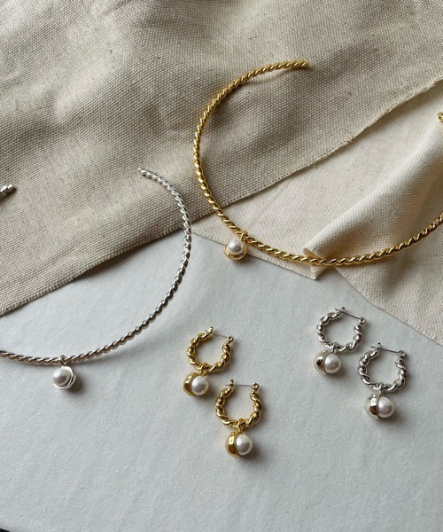 tone(トーン)の「【aussi/オッスィー】2way twist hoop パール ピアス(ニッケルフリー)(ピアス(両耳用)・レディース・ゴールド/シルバー・FREE)」の7枚目の写真