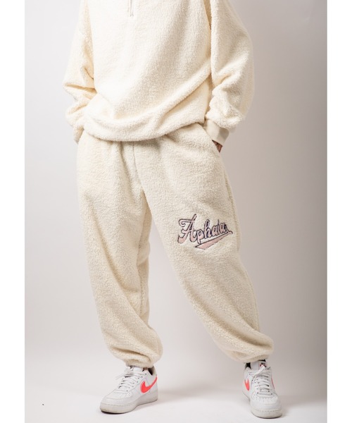 Beno（ビーノ）の「シルキーボア サガラ刺繍レターロゴ ワイドジョガーパンツ（スウェットパンツ・メンズ・グリーン/イエロー/オフホワイト/ピンクベージュ/ブラック・L/M）」の2枚目の写真