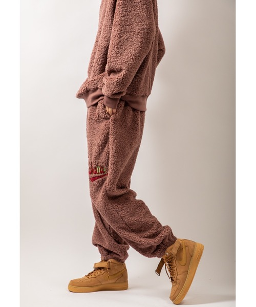 Beno（ビーノ）の「シルキーボア サガラ刺繍レターロゴ ワイドジョガーパンツ（スウェットパンツ・メンズ・グリーン/イエロー/オフホワイト/ピンクベージュ/ブラック・L/M）」の20枚目の写真