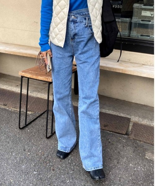 ISOOK(アイスー)の「Waist design loose denims / ウエストデザインルーズデニム(デニムパンツ・レディース・ライトブルー・S/M)」の10枚目の写真