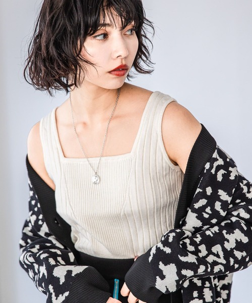 PAGEBOY(ページボーイ)の「スクエアネックニットタンク(タンクトップ・レディース・ブラック/オフホワイト/チャコールグレー/イエロー/ミント/ターコイズブルー/ピンク/マスタード/オレンジ系・FREE)」の2枚目の写真