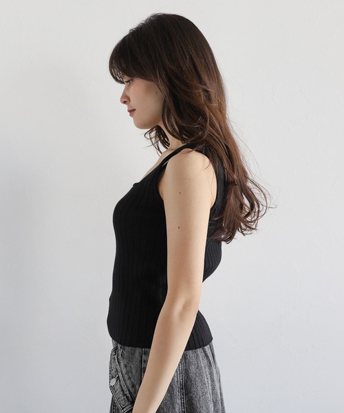 PAGEBOY(ページボーイ)の「スクエアネックニットタンク(タンクトップ・レディース・ブラック/オフホワイト/チャコールグレー/イエロー/ミント/ターコイズブルー/ピンク/マスタード/オレンジ系・FREE)」の12枚目の写真