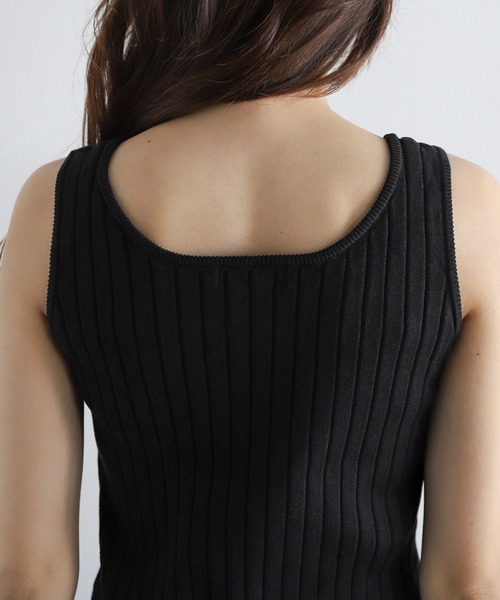 PAGEBOY(ページボーイ)の「スクエアネックニットタンク(タンクトップ・レディース・ブラック/オフホワイト/チャコールグレー/イエロー/ミント/ターコイズブルー/ピンク/マスタード/オレンジ系・FREE)」の14枚目の写真