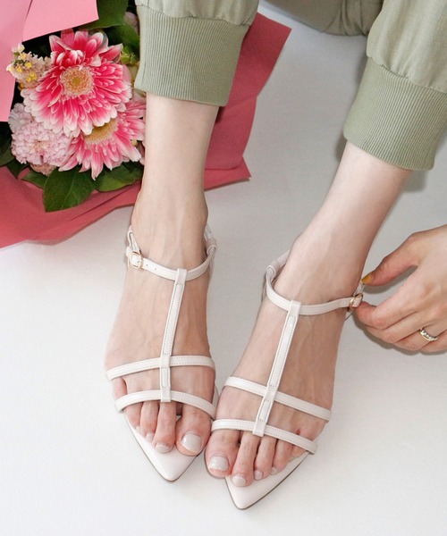 Fin（フィン）の「ポインテッドトゥTストラップサンダル【低反発スポンジ入り】（サンダル・レディース・ブラック/ゴールド/アイボリー・22.5cm/23cm/23.5cm/24cm/24.5cm）」の2枚目の写真