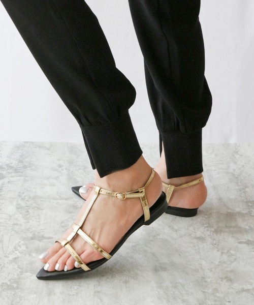 Fin（フィン）の「ポインテッドトゥTストラップサンダル【低反発スポンジ入り】（サンダル・レディース・ブラック/ゴールド/アイボリー・22.5cm/23cm/23.5cm/24cm/24.5cm）」の9枚目の写真