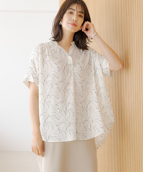 Elura(エルーラ)の「サラサラ着映えスキッパーチュニック(シャツ/ブラウス・レディース・ネイビー/グリーン系その他/ピンク系その他6/ブラック系その他/ピンクベージュ/ホワイト系その他6/ホワイト/ホワイト系その他3/ライトベージュ/ホワイト系その他2/オフホワイト/ダークネイビー/ライトグレー/ブラック・MEDIUM/LARGE/SMALL)」の4枚目の写真