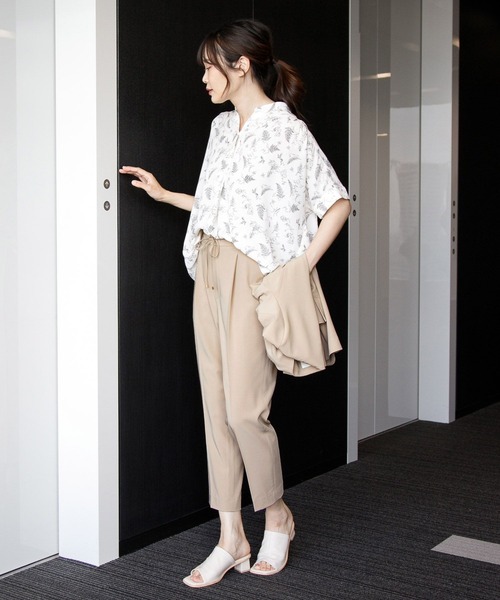 Elura(エルーラ)の「サラサラ着映えスキッパーチュニック(シャツ/ブラウス・レディース・ネイビー/グリーン系その他/ピンク系その他6/ブラック系その他/ピンクベージュ/ホワイト系その他6/ホワイト/ホワイト系その他3/ライトベージュ/ホワイト系その他2/オフホワイト/ダークネイビー/ライトグレー/ブラック・MEDIUM/LARGE/SMALL)」の20枚目の写真