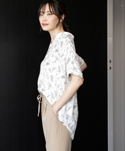 Elura(エルーラ)の「サラサラ着映えスキッパーチュニック(シャツ/ブラウス・レディース・ネイビー/グリーン系その他/ピンク系その他6/ブラック系その他/ピンクベージュ/ホワイト系その他6/ホワイト/ホワイト系その他3/ライトベージュ/ホワイト系その他2/オフホワイト/ダークネイビー/ライトグレー/ブラック・MEDIUM/LARGE/SMALL)」の18枚目の写真