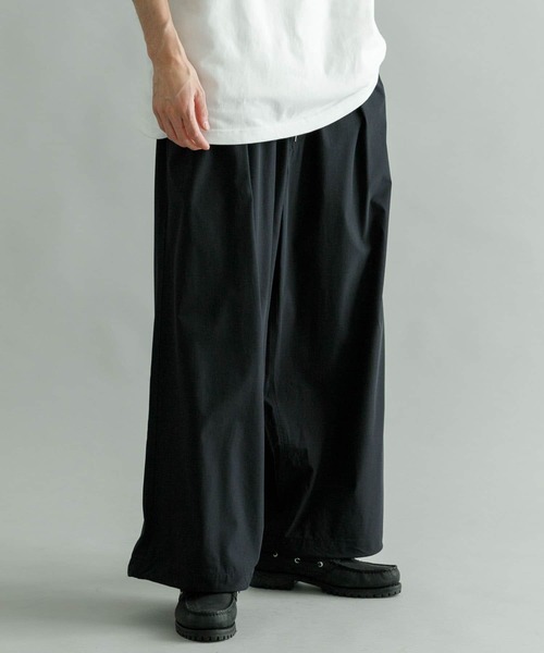 URBAN RESEARCH(アーバンリサーチ)の「URBAN RESEARCH iD ナイロンストレッチイージーオーバーパンツ(その他パンツ・メンズ・チャコールグレー/ブラック/ネイビー・MEDIUM/LARGE)」の1枚目の写真