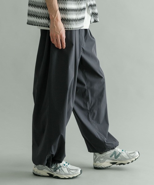 URBAN RESEARCH(アーバンリサーチ)の「URBAN RESEARCH iD ナイロンストレッチイージーオーバーパンツ(その他パンツ・メンズ・チャコールグレー/ブラック/ネイビー・MEDIUM/LARGE)」の4枚目の写真