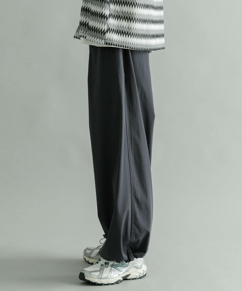 URBAN RESEARCH(アーバンリサーチ)の「URBAN RESEARCH iD ナイロンストレッチイージーオーバーパンツ(その他パンツ・メンズ・チャコールグレー/ブラック/ネイビー・MEDIUM/LARGE)」の7枚目の写真