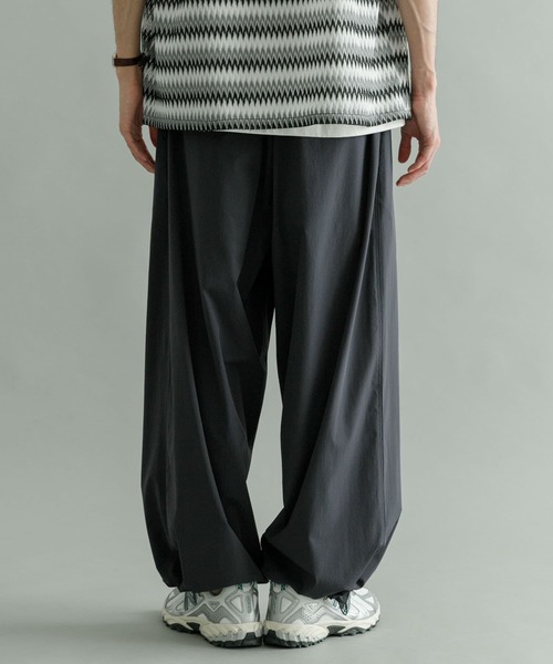 URBAN RESEARCH(アーバンリサーチ)の「URBAN RESEARCH iD ナイロンストレッチイージーオーバーパンツ(その他パンツ・メンズ・チャコールグレー/ブラック/ネイビー・MEDIUM/LARGE)」の8枚目の写真
