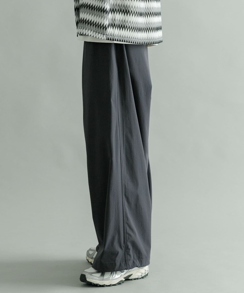 URBAN RESEARCH(アーバンリサーチ)の「URBAN RESEARCH iD ナイロンストレッチイージーオーバーパンツ(その他パンツ・メンズ・チャコールグレー/ブラック/ネイビー・MEDIUM/LARGE)」の14枚目の写真