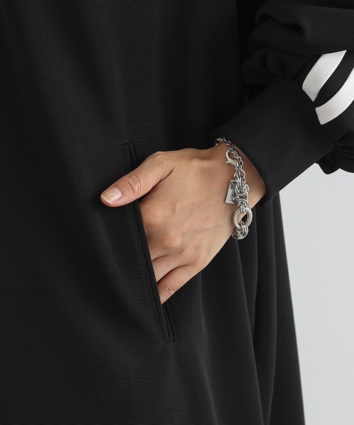 COLONY 2139（コロニートゥーワンスリーナイン）の「ドレープピケラインボリュームプルオーバー（ジャージ・レディース・ブラック/ネイビー・FREE）」の18枚目の写真