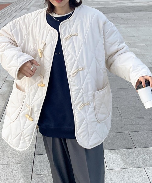 Chillfar（チルファー）の「ダッフルキルティングコート（ダウンジャケット/コート・レディース・ベージュ/ネイビー/ブラウン/アイボリー/カーキ・FREE）」の2枚目の写真