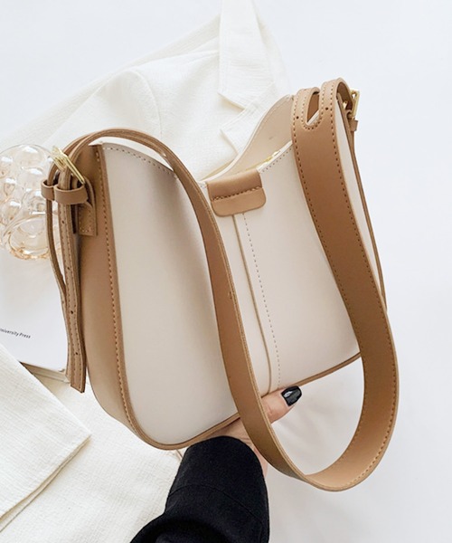 Amulet（アミュレット）の「フェイクレザーショルダーバッグ（ショルダーバッグ・レディース・ブラック/ホワイト/ブラウン・FREE）」の4枚目の写真