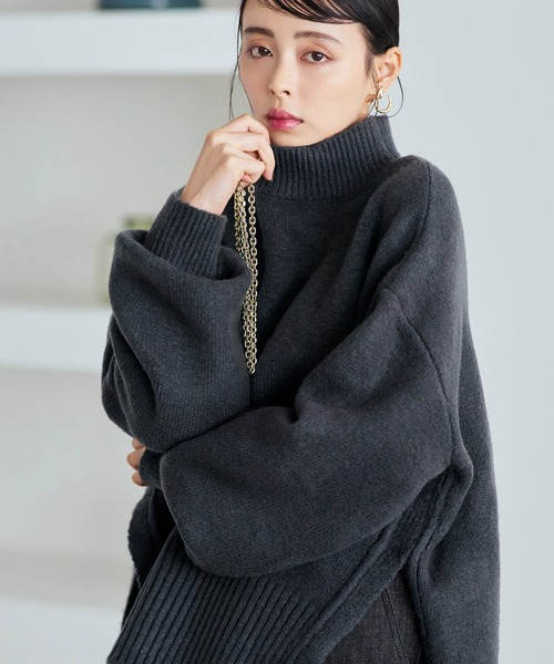 RUIRUE BOUTIQUE(ルイルエブティック)の「洗える | サイドスリットハイネックニット | ハイネック トップス 長袖 ベーシック シンプル オーバーサイズ ビッグシルエット(ニット/セーター・レディース・チャコールグレー/ブルー/ブラック/アイボリー・S~M/M~L)」の5枚目の写真