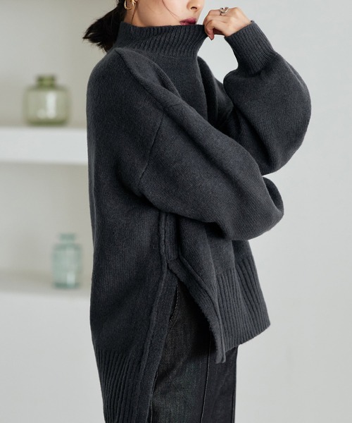 RUIRUE BOUTIQUE(ルイルエブティック)の「洗える | サイドスリットハイネックニット | ハイネック トップス 長袖 ベーシック シンプル オーバーサイズ ビッグシルエット(ニット/セーター・レディース・チャコールグレー/ブルー/ブラック/アイボリー・S~M/M~L)」の6枚目の写真