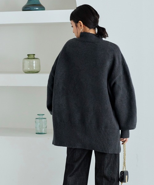 RUIRUE BOUTIQUE(ルイルエブティック)の「洗える | サイドスリットハイネックニット | ハイネック トップス 長袖 ベーシック シンプル オーバーサイズ ビッグシルエット(ニット/セーター・レディース・チャコールグレー/ブルー/ブラック/アイボリー・S~M/M~L)」の7枚目の写真