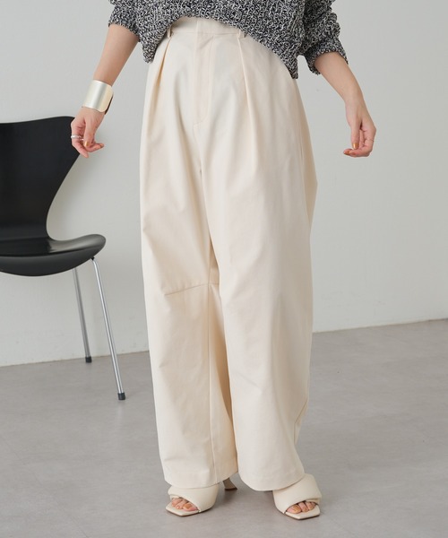 Omekashi（オメカシ）の「タックカーブパンツ（スラックス・レディース・ベージュ/ブラック/オフホワイト・38/36）」の8枚目の写真