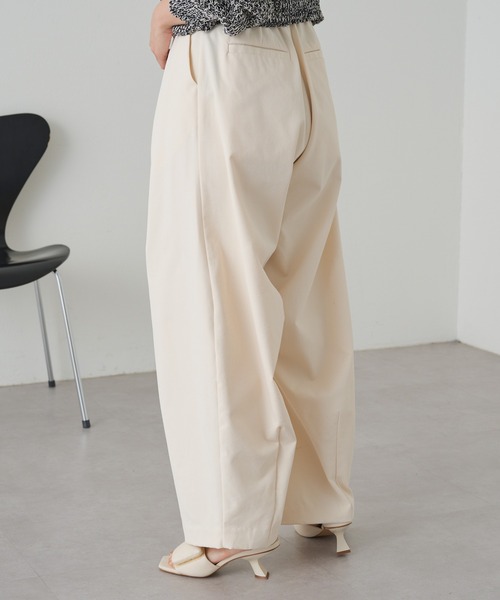 Omekashi（オメカシ）の「タックカーブパンツ（スラックス・レディース・ベージュ/ブラック/オフホワイト・38/36）」の12枚目の写真