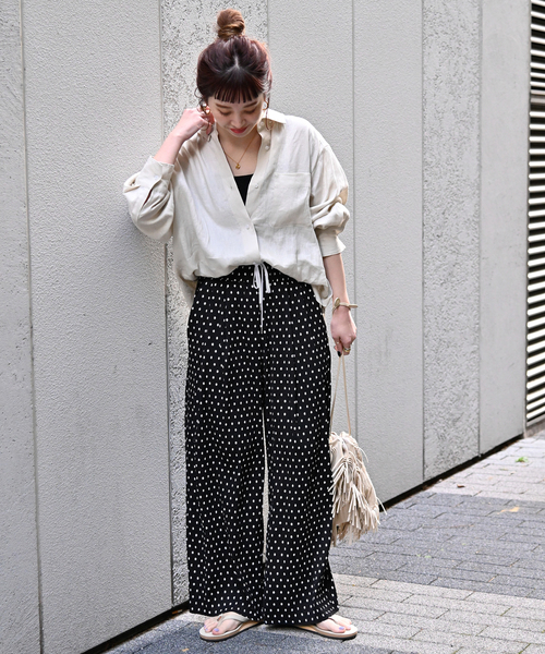 B.C STOCK(ベーセーストック)の「Wベルトプリーツイージーパンツ(その他パンツ・レディース・ブラック/アイボリー・FREE)」の3枚目の写真