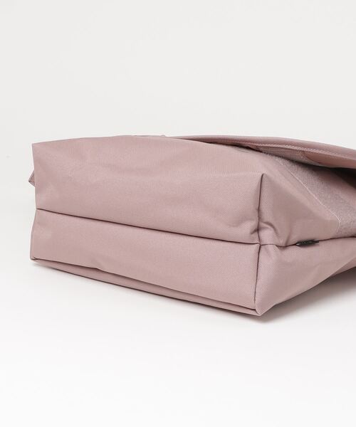 Herschel Supply（ハーシェルサプライ）の「【HERSCHEL SUPPLY】GRADE MID－VOLUME CROSSBODY 10687-05881-OS（バックパック/リュック・メンズ・ブラック/ピンク・FREE）」の4枚目の写真