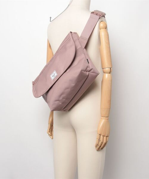 Herschel Supply（ハーシェルサプライ）の「【HERSCHEL SUPPLY】GRADE MID－VOLUME CROSSBODY 10687-05881-OS（バックパック/リュック・メンズ・ブラック/ピンク・FREE）」の6枚目の写真