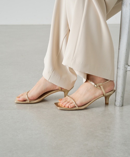 Omekashi(オメカシ)の「スクエアストラップヒールサンダル(サンダル・レディース・シルバー/ブラック/ゴールド・36/37/38)」の1枚目の写真