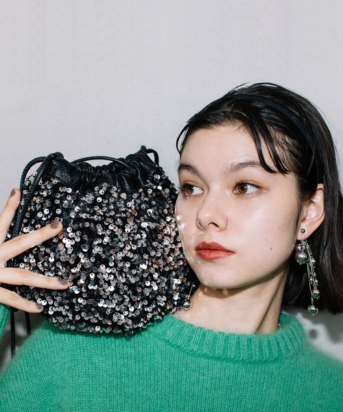 Beau're(ヴュレ)の「BEAURE ヴュレ カウレザー スパンコール 丸底 巾着 ショルダー(ショルダーバッグ・レディース・グレー/ブラック・FREE)」の2枚目の写真