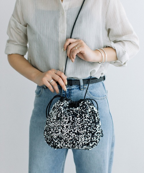 Beau're(ヴュレ)の「BEAURE ヴュレ カウレザー スパンコール 丸底 巾着 ショルダー(ショルダーバッグ・レディース・グレー/ブラック・FREE)」の16枚目の写真