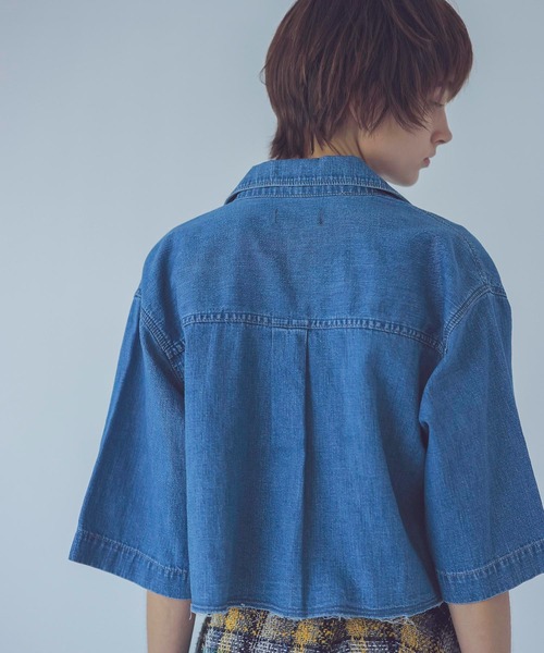 YANUK（ヤヌーク）の「YANUK / open collar denim shirt(オープンカラーデニムシャツ)（シャツ/ブラウス・レディース・ブルー・38）」の4枚目の写真