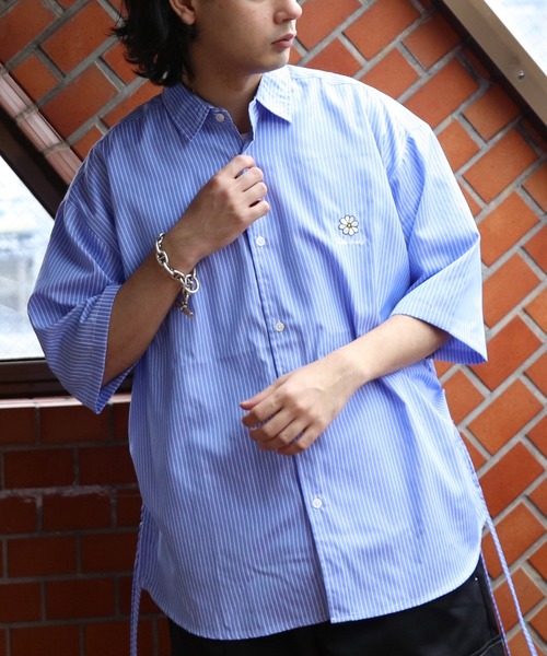 ８(eight)（エイト）の「フラワー刺繍脇シャーリング半袖シャツ（シャツ/ブラウス・メンズ・ホワイト/ブルー系その他/ブルー・LARGE/MEDIUM）」の2枚目の写真