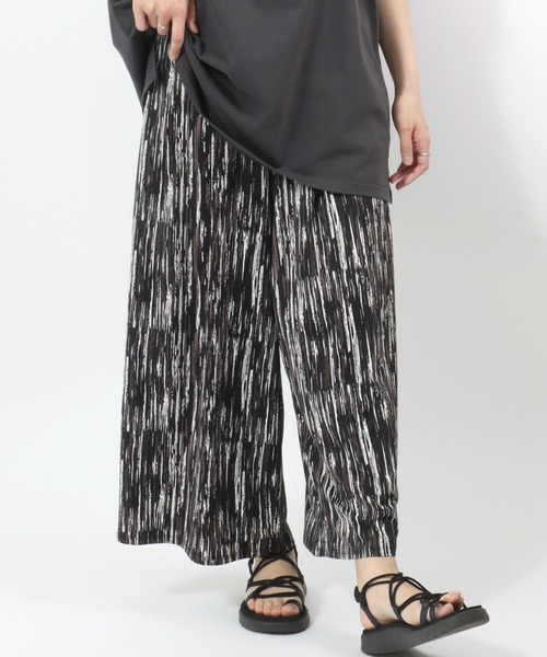 Salong hameu(サロン ハミュー)の「「着用動画あり」ストレッチ ワイドアンクルパンツ/イージーパンツ/ステテコ/無地・総柄・ライン柄・花柄・アニマル柄(その他パンツ・レディース・ブラック系その他3/ネイビー/レオパード/カーキオリーブ/グレイッシュベージュ/ブラック系その他2/ブラック/ブラック系その他5/ネイビー系1/ゼブラ/ブラック系その他4/ブラック系その他6・L/M)」の7枚目の写真