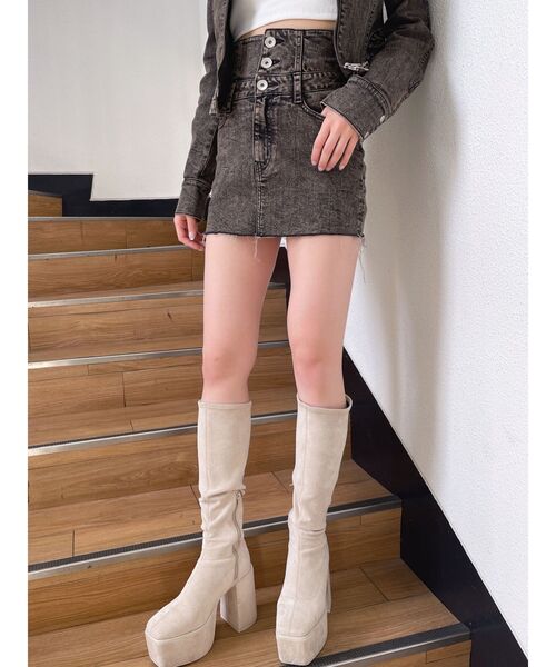 GYDA(ジェイダ)の「【SETUP着用可】ハイウエストボタンUSEDケミカルウォッシュストレッチスカートライクデニムショートパンツ(デニムスカート・レディース・ブラック/ブルー・SMALL/MEDIUM)」の2枚目の写真