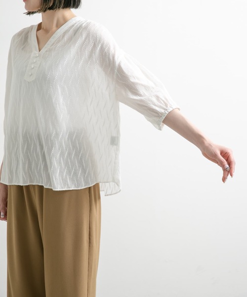 URBAN RESEARCH DOORS（アーバンリサーチドアーズ）の「コットンジャガードギャザーブラウス（シャツ/ブラウス・レディース・ブラック/オフホワイト・MEDIUM）」の4枚目の写真