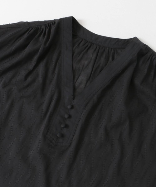 URBAN RESEARCH DOORS（アーバンリサーチドアーズ）の「コットンジャガードギャザーブラウス（シャツ/ブラウス・レディース・ブラック/オフホワイト・MEDIUM）」の7枚目の写真