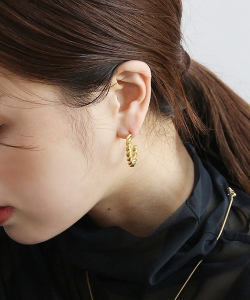 abaskdesign(アバスクデザイン)の「金属アレルギー対応 ツイストステンレスピアス M(ピアス(両耳用)・レディース・シルバー/ゴールド・FREE)」の1枚目の写真