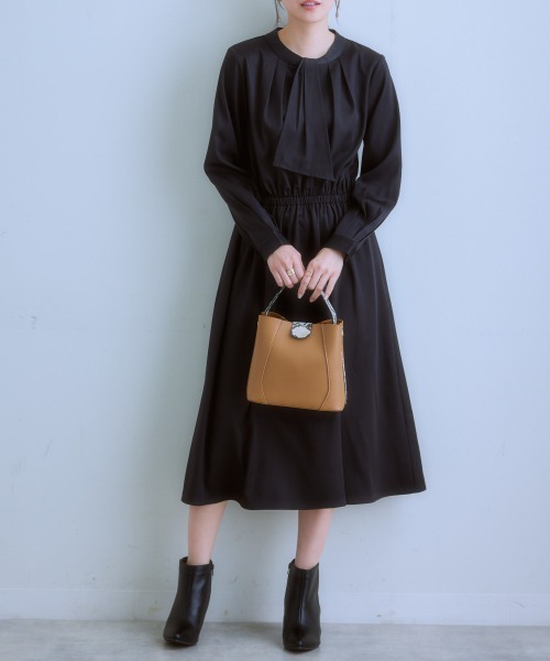 7days Life Styling(セブンデイズライフスタイリング)の「ボウタイが取り外せる2WAYワンピース(ワンピース・レディース・モカ/グレー系/ブラック・LL/L/M/S)」の2枚目の写真
